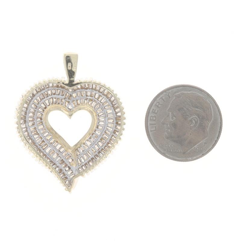 Pendentif coeur en or jaune 10k Baguette 1.50ctw Love Wreath Excellent état - En vente à Greensboro, NC