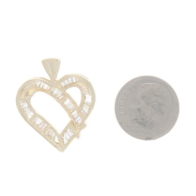 Ciondolo a cuore in oro giallo - 10k Baguette 2.00ctw Love Ribbon In condizioni ottime in vendita a Greensboro, NC