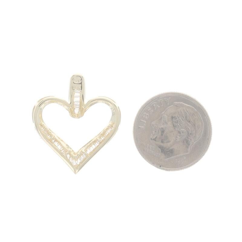 Pendentif coeur en or jaune - 10k Baguette .25ctw Love Excellent état - En vente à Greensboro, NC