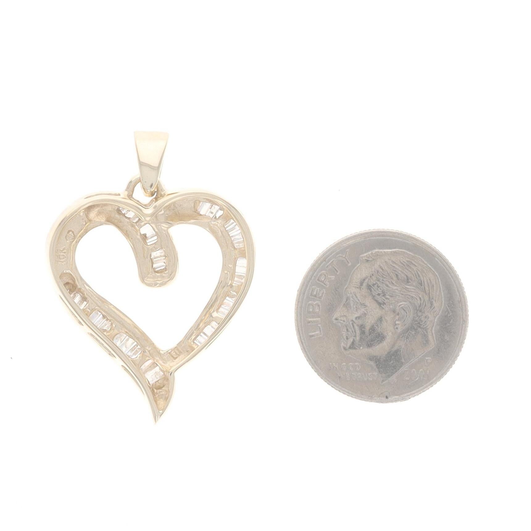 Pendentif coeur en or jaune - 10k Baguette .50ctw Love Ribbon Excellent état - En vente à Greensboro, NC