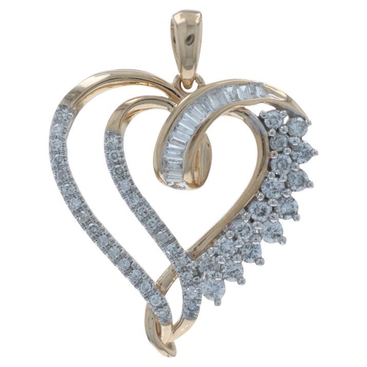 Pendentif coeur en or jaune - 10k Round & Baguette .33ctw Love en vente