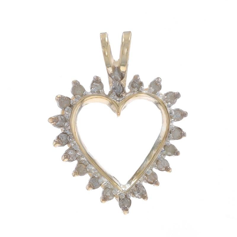 Contenu métallique : Or jaune 10k et or blanc 10k

Informations sur les pierres

Diamants naturels
Carat(s) : .20ctw
Coupe : Simple
Couleur : H - I - J
Clarté : I2 - I3

Total des carats : .20ctw

Thème : Couronne de coeur et