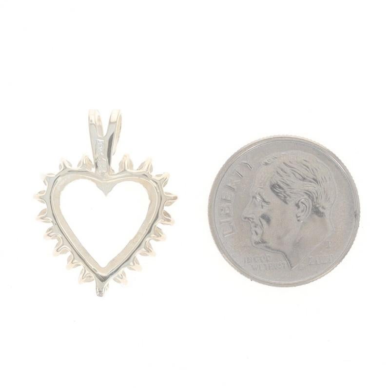 Pendentif coeur en or jaune - 10k Single Cut .20ctw Love Wreath Excellent état - En vente à Greensboro, NC