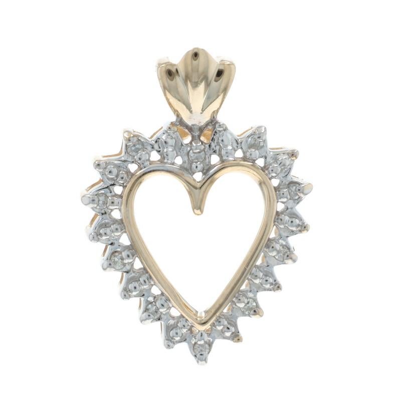 Contenu métallique : Or jaune 10k et or blanc 10k

Informations sur les pierres

Diamants naturels
Carat(s) : .05ctw
Coupe : Simple
Couleur : I - J
Clarté : SI1 - SI2

Thème : Coeur, Amour

Mesures

Hauteur (à partir de l'attache fixe) : 7/8