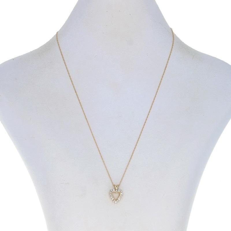 Metallgehalt: 14k Gelbgold & 14k Weißgold

Informationen zu Stein
Natürliche Diamanten
Karat gesamt: .24ctw
Schliff: Runder Brillant 
Farbe: H - I
Klarheit: I1 - I2

Kette Stil: Prinz von Wales
Verschluss-Typ: Federring-Verschluss
Thema: Herz,