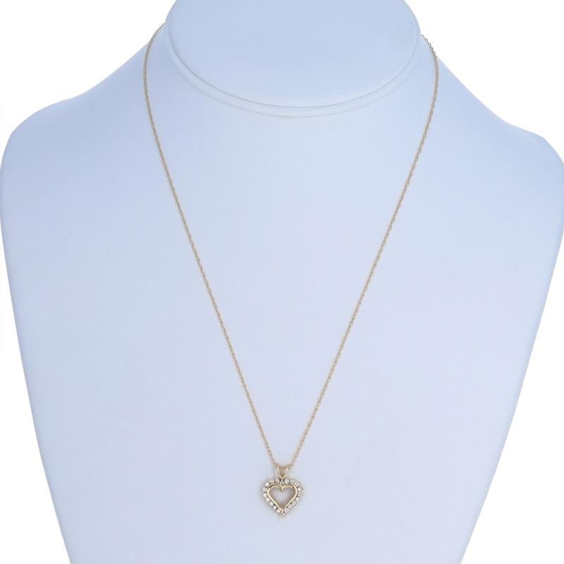 Taille ronde Collier en or jaune avec pendentif couronne de cœur en diamant - 14k Round .20ctw Love en vente