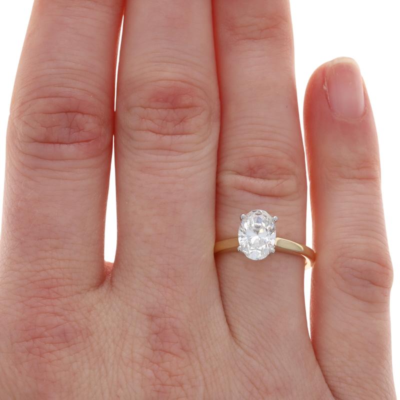 Anillo de compromiso con halo oculto de diamantes en oro amarillo - 14k Oval 1.78ct Corte oval en venta