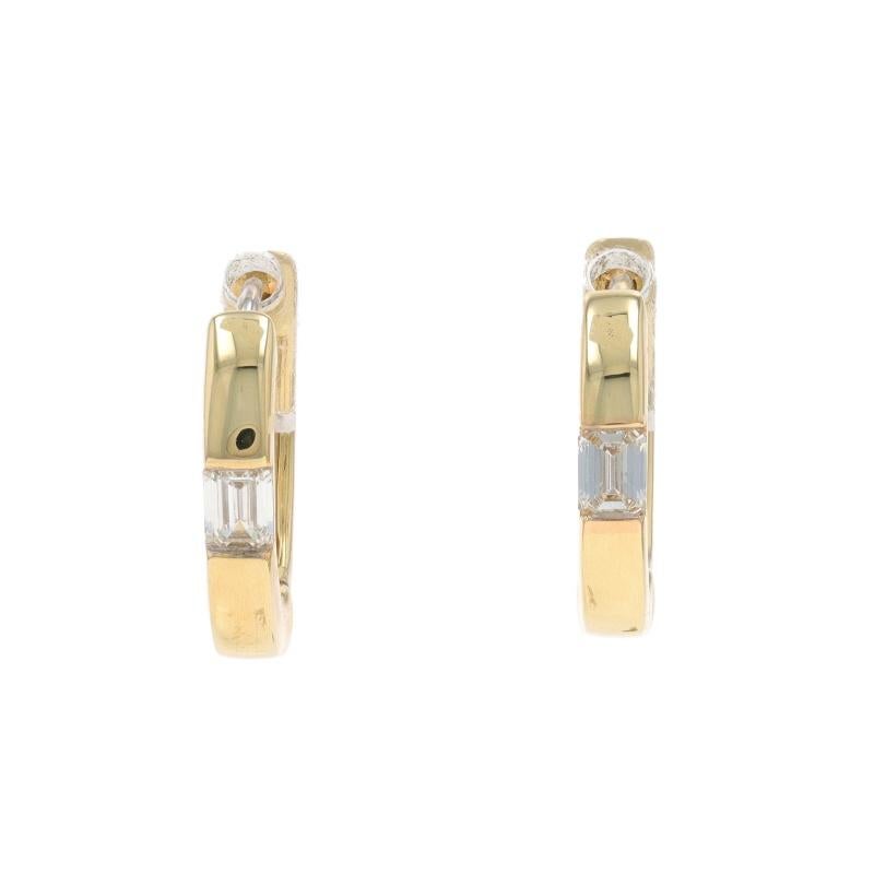 Contenu métallique : Or jaune 14k et or blanc 14k

Informations sur les pierres

Diamants naturels
Carat(s) : 0.42ctw
Coupe : Émeraude
Couleur : H - I
Clarté : VS1 - VS2

Total des carats : .42ctw

Style : Cercle
Type de fermeture : Fermeture par