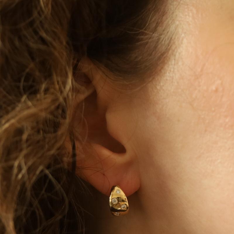 Taglio rotondo Orecchini a cerchio con diamanti in oro giallo 14k a forma di Brilliante rotondo (29ctw), forati in vendita