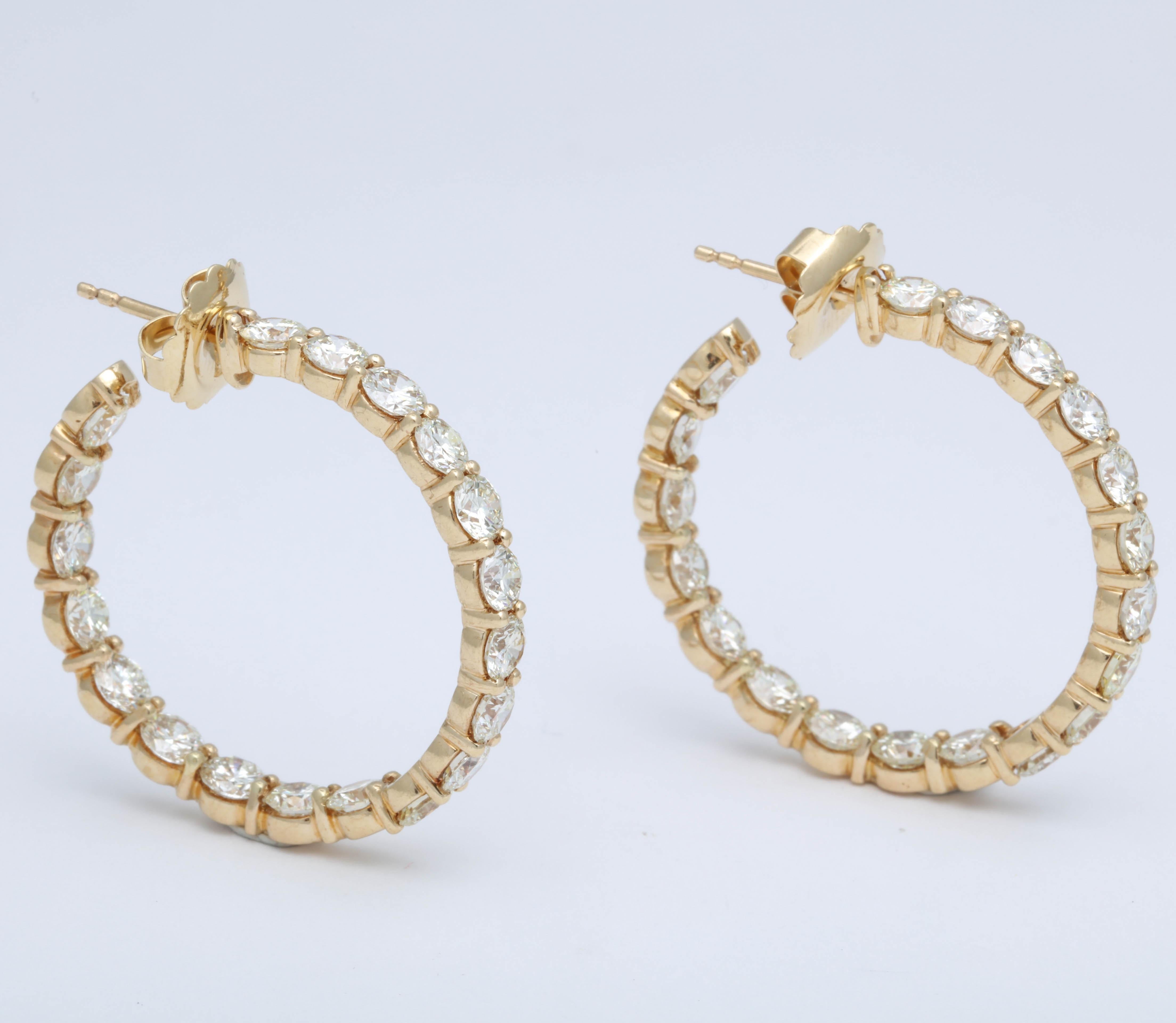 

Un incredibile paio di importanti orecchini a cerchio con diamanti bianchi di grandi dimensioni!

13,20 carati di diamanti bianchi rotondi taglio brillante incastonati in oro giallo 18 carati. 

Ogni diamante ha una media di oltre 0,30 carati. 

I