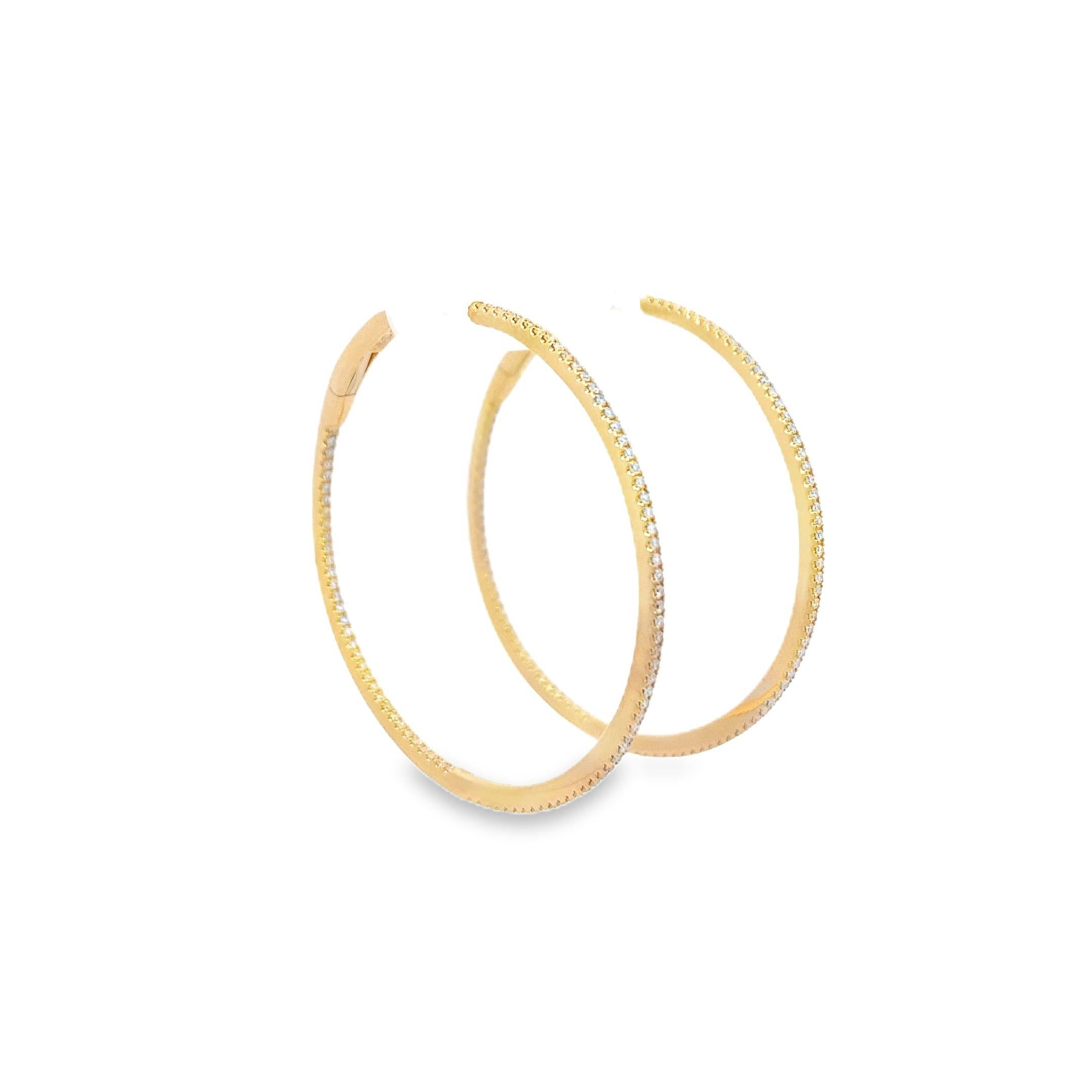 Ces superbes boucles d'oreilles en or jaune 18k mettent en valeur l'éclat de deux exquis diamants blancs ronds, totalisant 1,44 carats. Les diamants sont soigneusement sertis pour capter la lumière et illuminer la beauté de la personne qui les