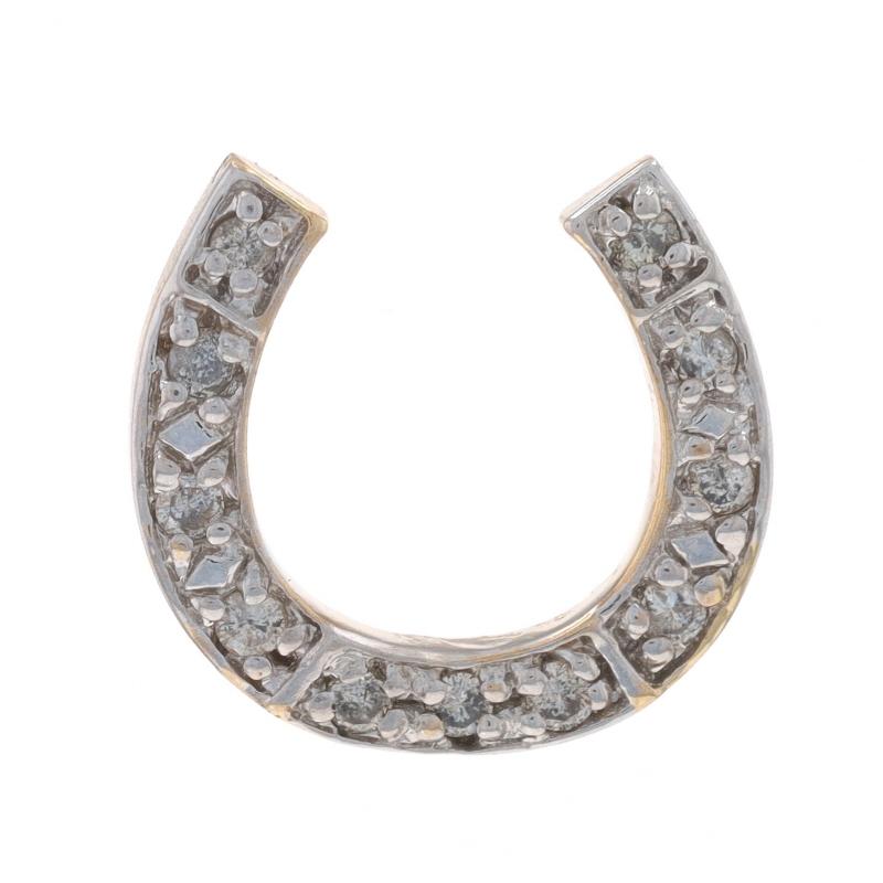 Contenuto metallico: Oro giallo 14k e oro bianco 14k

Informazioni su A. Stone

Diamanti naturali
Carati: .22ctw
Taglio: Rotondo brillante
Colore: I - J
Chiarezza: I1 - I2

Carati totali: .22ctw

Tema: Ferro di cavallo, Buona