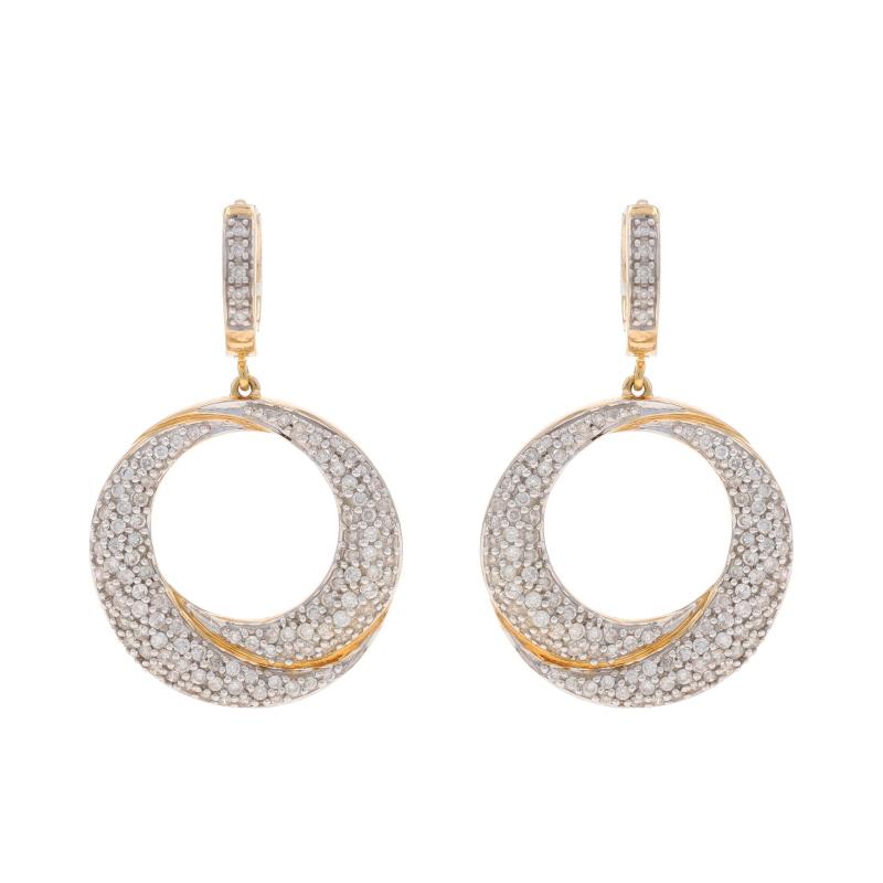 Contenuto metallico: Oro giallo 14k e oro bianco 14k

Informazioni su A. Stone

Diamanti naturali
Carati: 1.00ctw (timbro di caratura)
Taglio: Rotondo brillante
Colore: G - H - I
Chiarezza: I1 - I2

Carati totali: 1,00ctw

Stile: Huggie Hoop