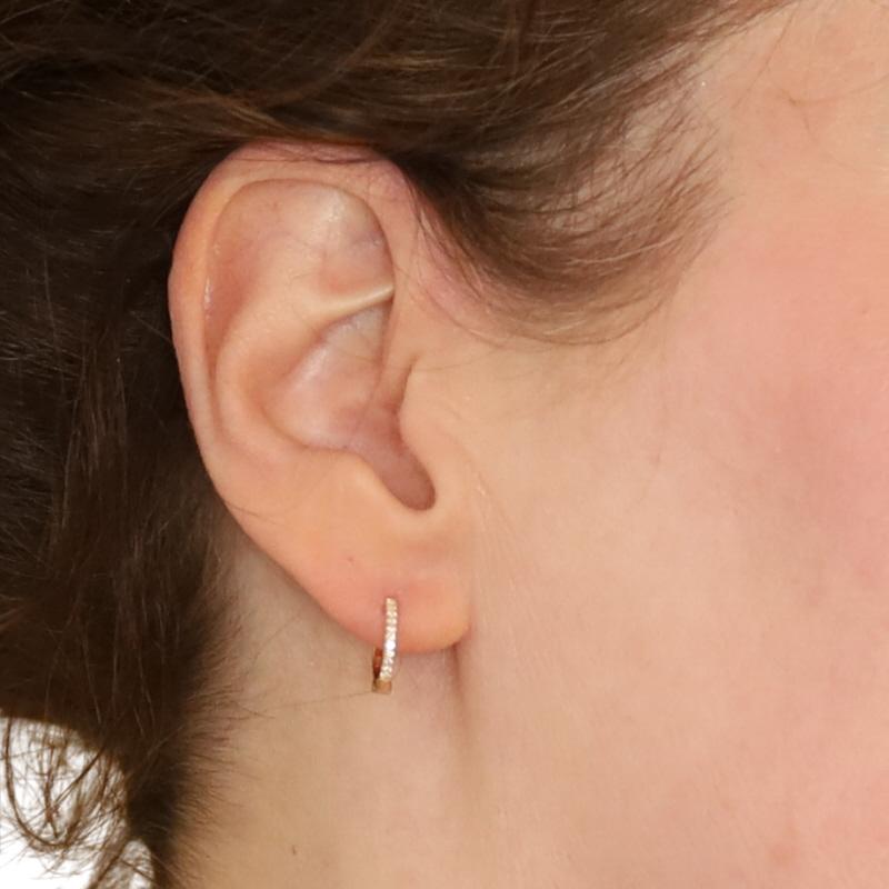 Pendientes de aro abrazador de diamantes de oro amarillo - 14k redondos perforados Corte redondo en venta