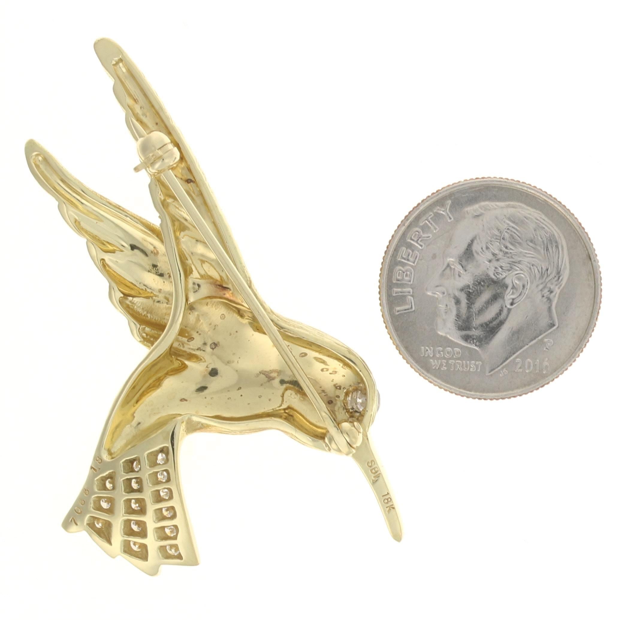 Yellow Gold Diamond Hummingbird Brooch, 18k Round Cut .20ctw Flying Bird Pin In Excellent Condition In Greensboro, NC