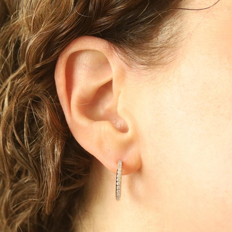 Contenu du métal : Or jaune 18k et or blanc 18k

Informations sur les pierres

Diamants naturels
Carat(s) : .66ctw
Coupe : Brillant rond
Couleur : H - I
Clarté : SI2 - I1

Total des carats : .66ctw

Style : Cercle intérieur-extérieur
Type de
