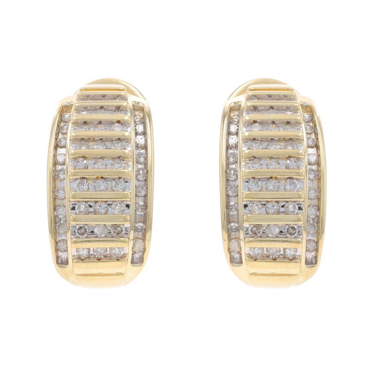 Metall Inhalt: 10k Gelbgold & 10k Weißgold

Informationen zu Stein

Natürliche Diamanten
Karat(e): 1.00ctw
Schnitt: Einfach
Farbe: H - I - J
Klarheit: I1 - I2

Karat gesamt: 1.00ctw

Stil: J-Hoop
Verschlusstyp: Omega-Verschlüsse
Thema: