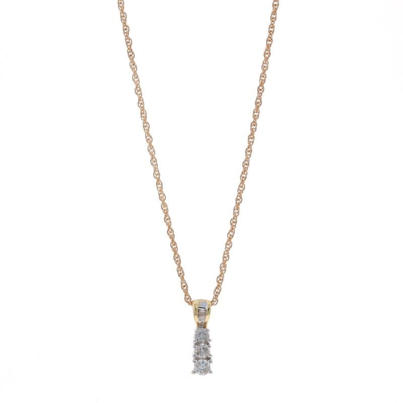 Contenuto metallico: Oro giallo 10k, oro bianco 10k e oro rosa 10k

Informazioni su A. Stone
Diamanti naturali
Carati: .45ctw
Taglio: Baguette e tondo brillante
Colore: J - K
Chiarezza: I1 - I2

Carati totali: 0,45ctw

Stile: Viaggio
Stile della
