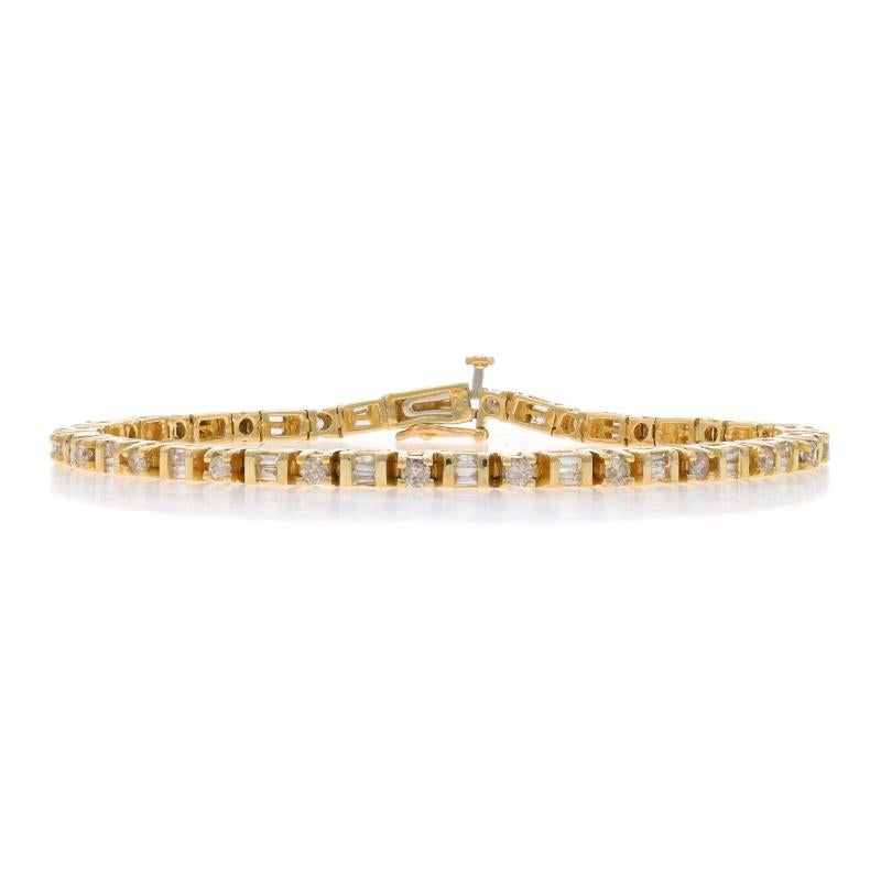 Metallgehalt: 14k Gelbgold

Informationen zu Stein

Natürliche Diamanten
Karat(e): 1.50ctw
Schliff: Rund Brillant & Baguette
Farbe: J - K
Reinheit: SI1 - SI2

Karat gesamt: 1.50ctw

Stil: Link
Verschluss-Typ: Zungenschließe mit einseitiger