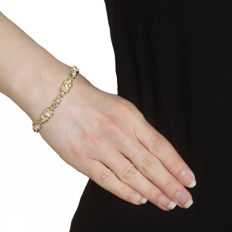 Contenuto del metallo: Oro giallo 14k

Informazioni su A. Stone

Diamanti naturali
Carati: .60ctw
Taglio: Rotondo brillante
Colore: E - F
Chiarezza: SI2 - I1

Carati totali: .60ctw

Stile: A Link
Tipo di chiusura: Chiusura a scatola con linguetta e