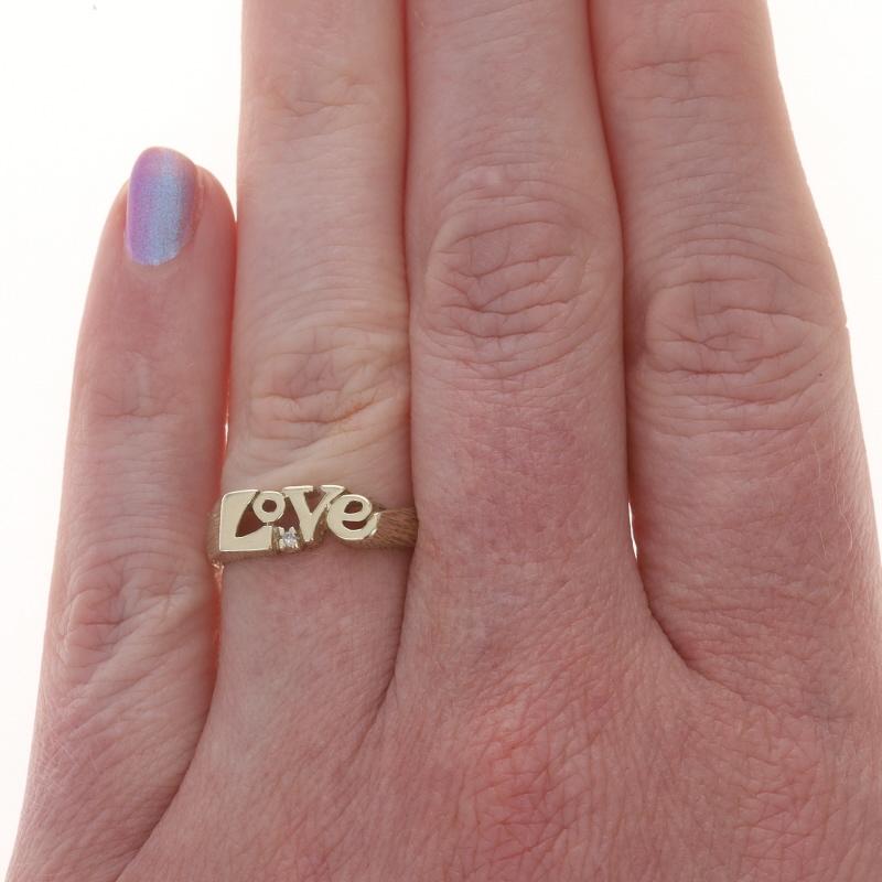 Taille simple Bague d'amour en or jaune avec diamant - 10k Single Cut Solitaire Ring en vente