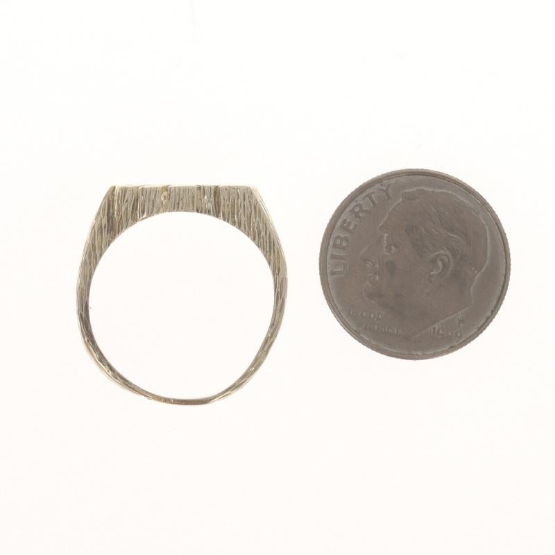 Bague d'amour en or jaune avec diamant - 10k Single Cut Solitaire Ring en vente 1