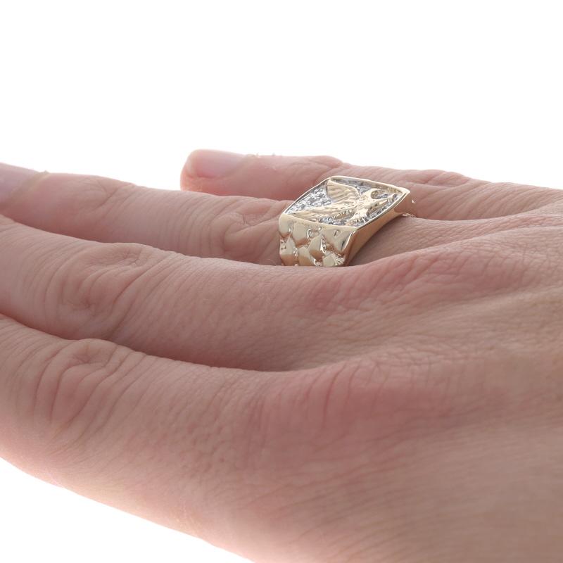 Bague en or jaune diamantée aigle Majestic - 10k Single Swooping Bird Unisexe en vente
