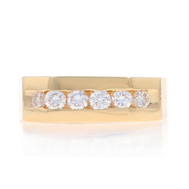 Taille : 8 1/2
Frais de taille : Up&Up pour 50 $ ou Down pour 40 $.

Remarque : En cas de redimensionnement, la finition brossée le long de la tige peut changer. Si la bague est redimensionnée, elle ne pourra pas être retournée.

Contenu du métal :