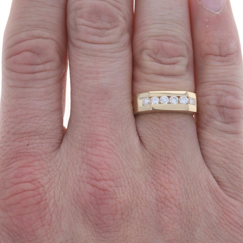 Taille ronde Alliance en or jaune pour homme avec diamant - 14k Round .72ctw Channel Set en vente