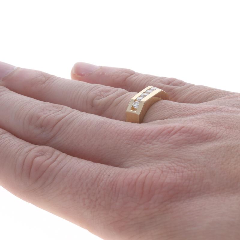 Alliance en or jaune pour homme avec diamant - 14k Round .72ctw Channel Set Pour hommes en vente