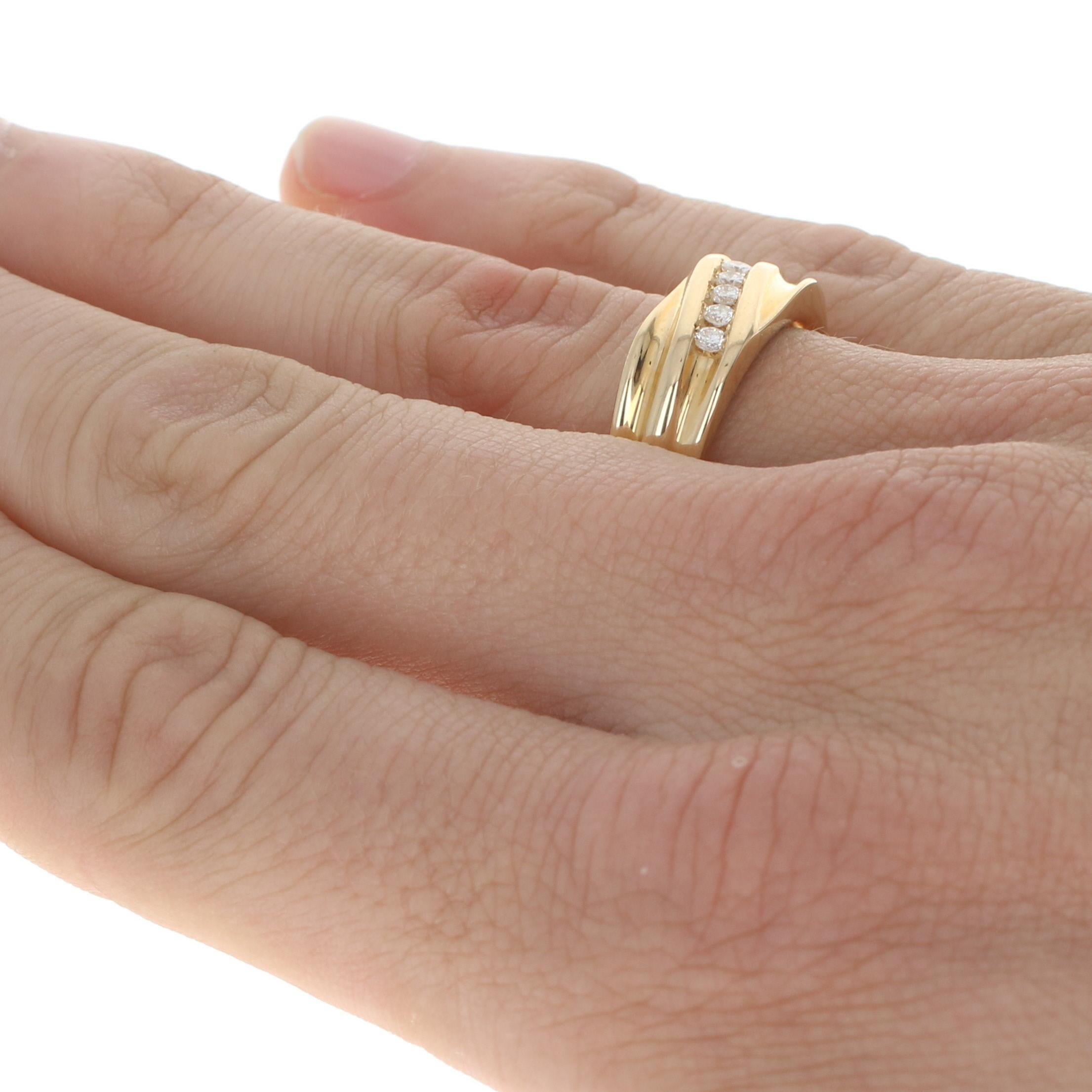 Yellow Gold Diamond Men's Five-Stone Ring 14k Round Brilliant.25ctw Wedding Band In Excellent Condition In Greensboro, NC