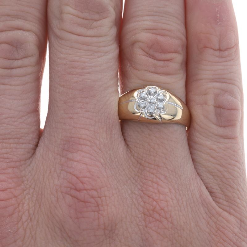 Taille ronde Bague pour homme en or jaune avec diamant - 10k Round Brilliant .10ctw en vente