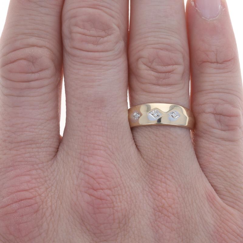 Yellow Gold Diamond Men's Ring - 10k Round Brilliant Three-Stone Wedding Band (Rundschliff) im Angebot