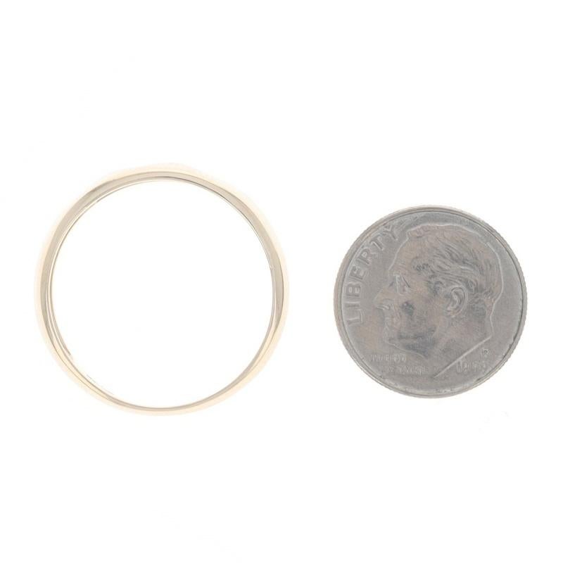 Yellow Gold Diamond Men's Ring - 10k Round Brilliant Three-Stone Wedding Band im Angebot 1