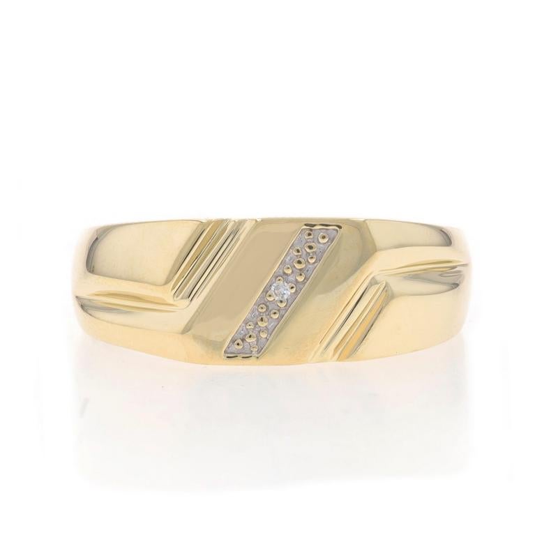 Größe: 11
Gebühr für Größenanpassung: Up 3 Größen für $30 oder Down 2 Größen für $30

Metall Inhalt: 10k Gelbgold & 10k Weißgold

Informationen zu Stein

Natürlicher Diamant
Schnitt: Einfach
Steinnote: (ein kleiner Akzent)

Stil: Solitär
Thema: