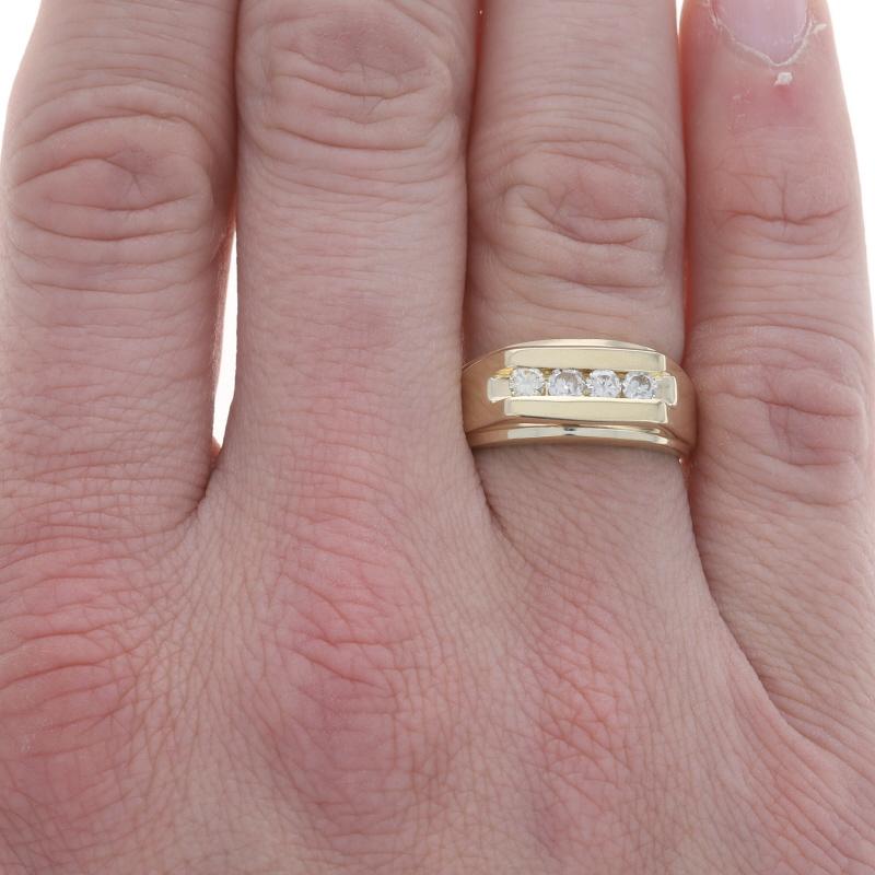Taille ronde Bague pour homme en or jaune avec diamant 14k Rd .60ctw Four-Stone Channel Set Wedding Band en vente