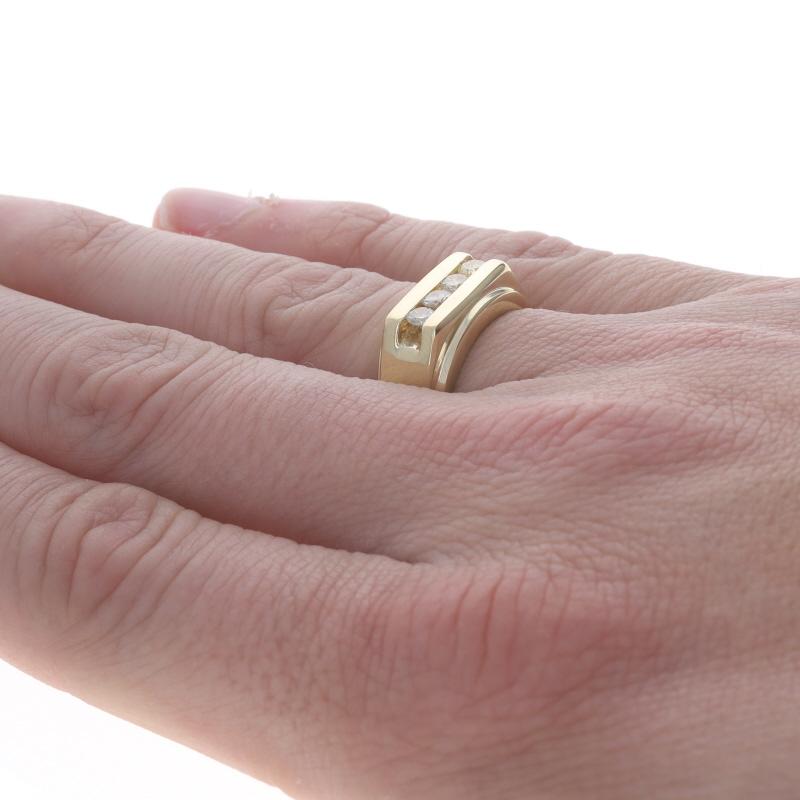 Bague pour homme en or jaune avec diamant 14k Rd .60ctw Four-Stone Channel Set Wedding Band Pour femmes en vente