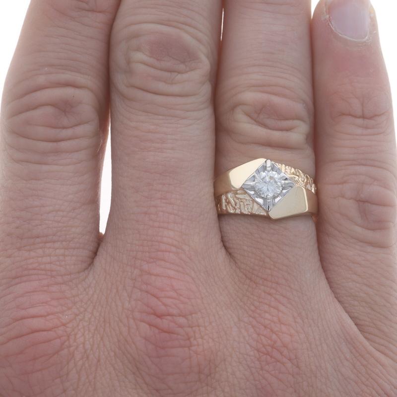 Taille ronde Bague pour homme en or jaune avec diamant - 14k Round .70ct Solitaire Euro Shank Textured en vente