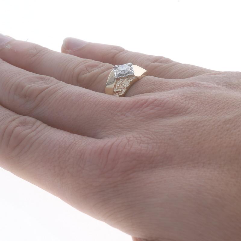 Bague pour homme en or jaune avec diamant - 14k Round .70ct Solitaire Euro Shank Textured Pour hommes en vente