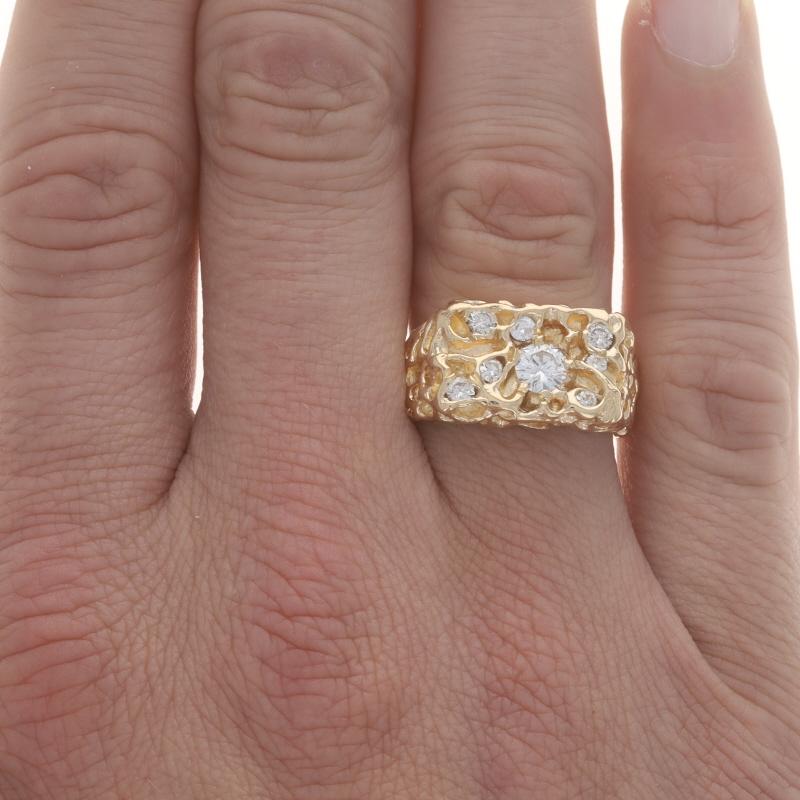 Taille ronde Bague pour homme en or jaune avec diamant - 14k Round .88ctw Nugget Cluster en vente