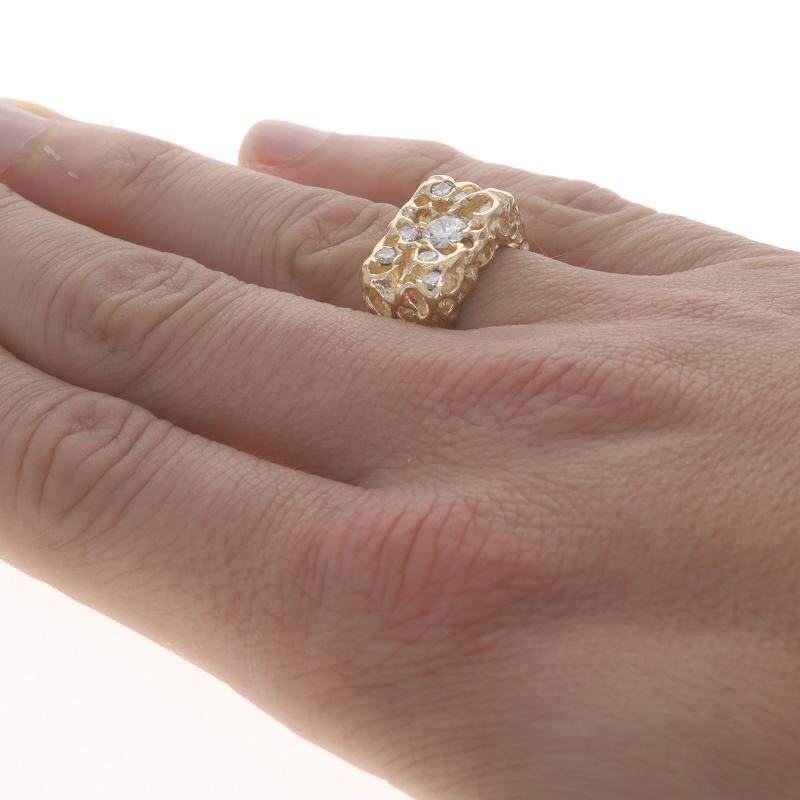 Bague pour homme en or jaune avec diamant - 14k Round .88ctw Nugget Cluster Pour hommes en vente