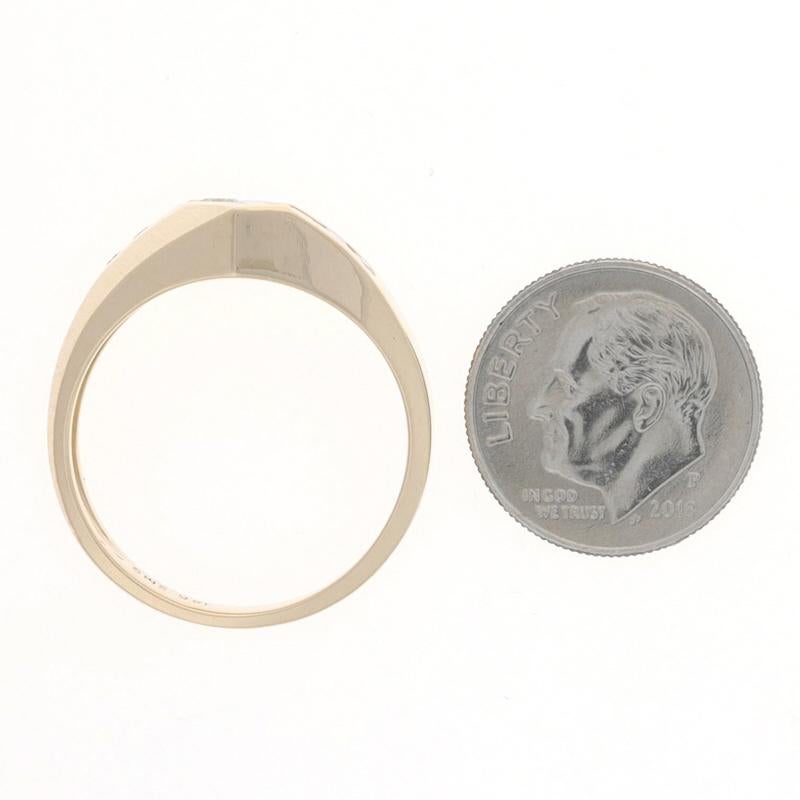 Gelbgold Diamant Herrenring -14k Rund & Baguette .50ctw gebürsteter Ehering im Zustand „Hervorragend“ in Greensboro, NC