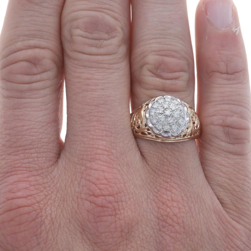 Taglio rotondo Anello da uomo con diamante in oro giallo - 14k Brilliante rotondo .30ctw Scrollwork in vendita