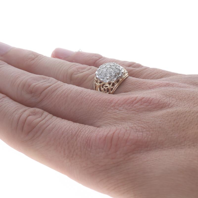 Uomo Anello da uomo con diamante in oro giallo - 14k Brilliante rotondo .30ctw Scrollwork in vendita