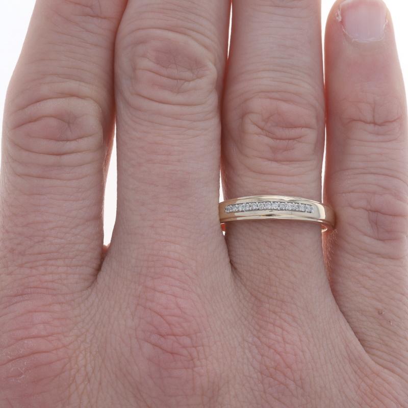 Yellow Gold Diamond Men's Wedding Band - 10k Round Brilliant .10ctw Ring im Zustand „Hervorragend“ im Angebot in Greensboro, NC