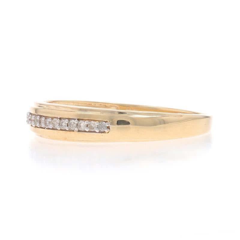 Yellow Gold Diamond Men's Wedding Band - 10k Round Brilliant .10ctw Ring Damen im Angebot