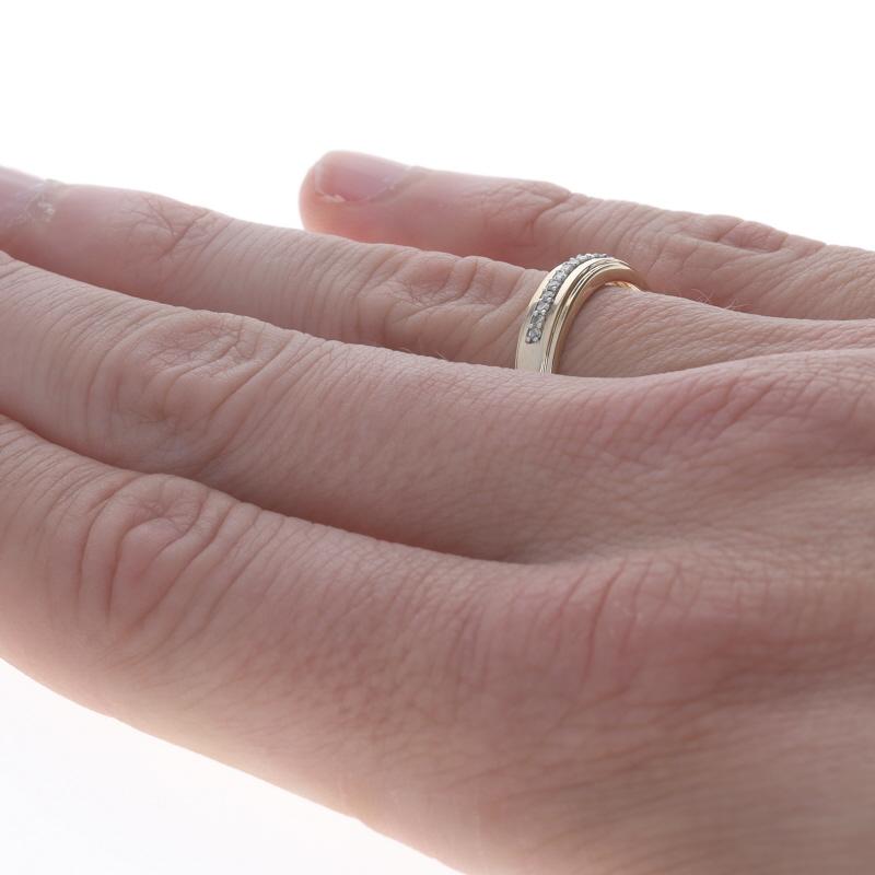Yellow Gold Diamond Men's Wedding Band - 10k Round Brilliant .10ctw Ring im Angebot 1