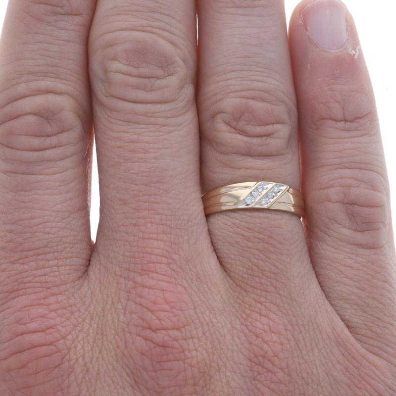 Round Cut Yellow Gold Diamond Men's Wedding Band 10k Round Brilliant Diagonal Stripe Ring