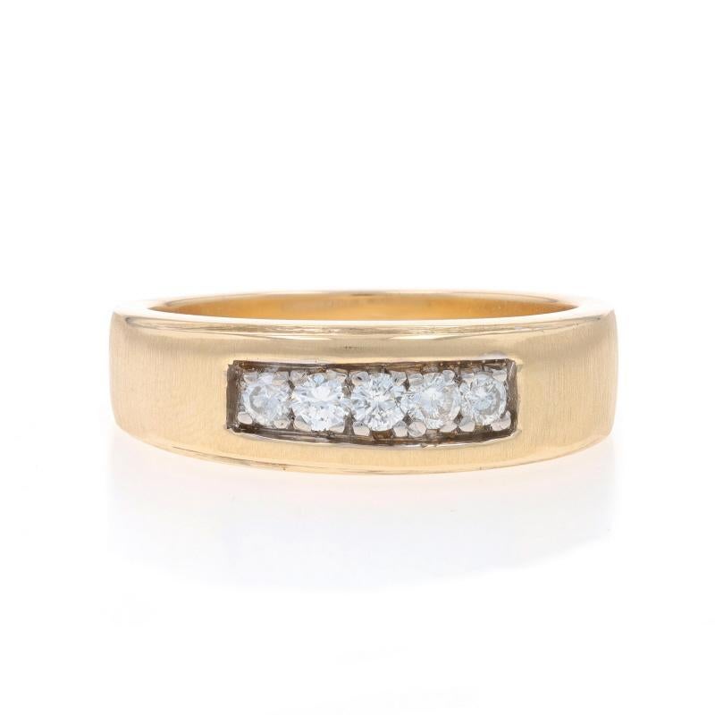 Taille : 12 3/4
Frais de taille : Up&Up pour 80 $ ou Down pour 60 $.

Contenu métallique : Or jaune 10k et or blanc 10k

Informations sur les pierres

Diamants naturels
Carat(s) : .38ctw
Coupe : Brillant rond
Couleur : G - H
Clarté : SI2 - I1

Total