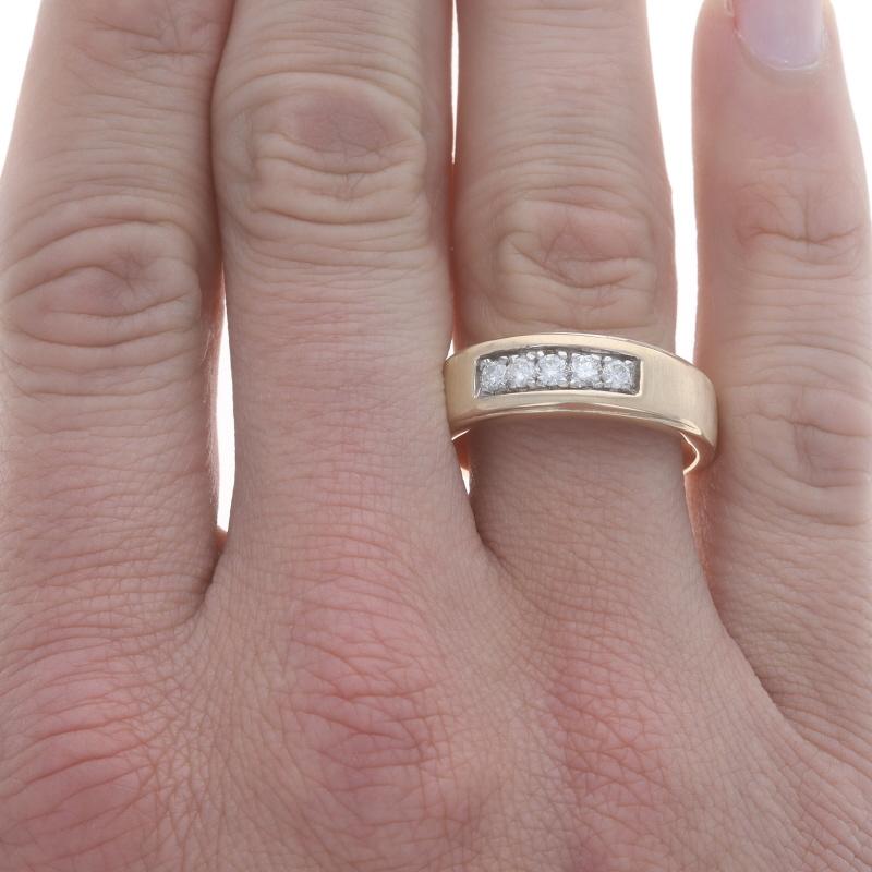 Taille ronde Alliance en or jaune pour hommes avec diamants - 10k Round Cut .38ctw Five-Stone Ring en vente